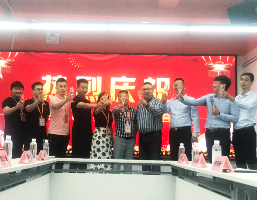 外贸狼与傲马系统集团双方领导现场合影