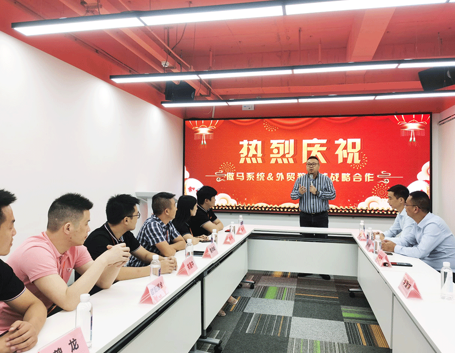 傲马系统集团董事长何承翰现场发言