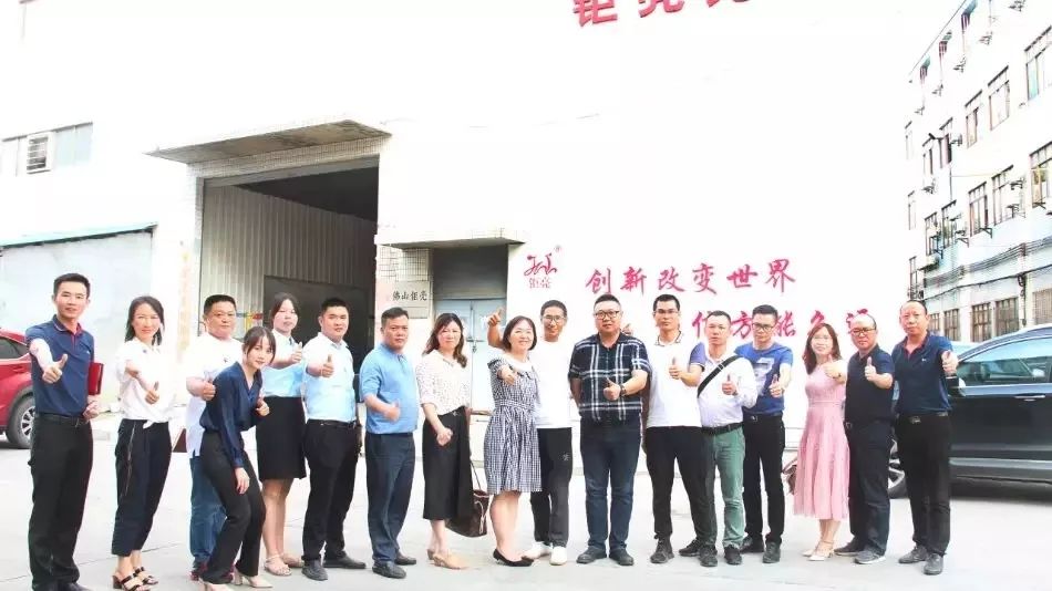 钜亮光学厂房合照